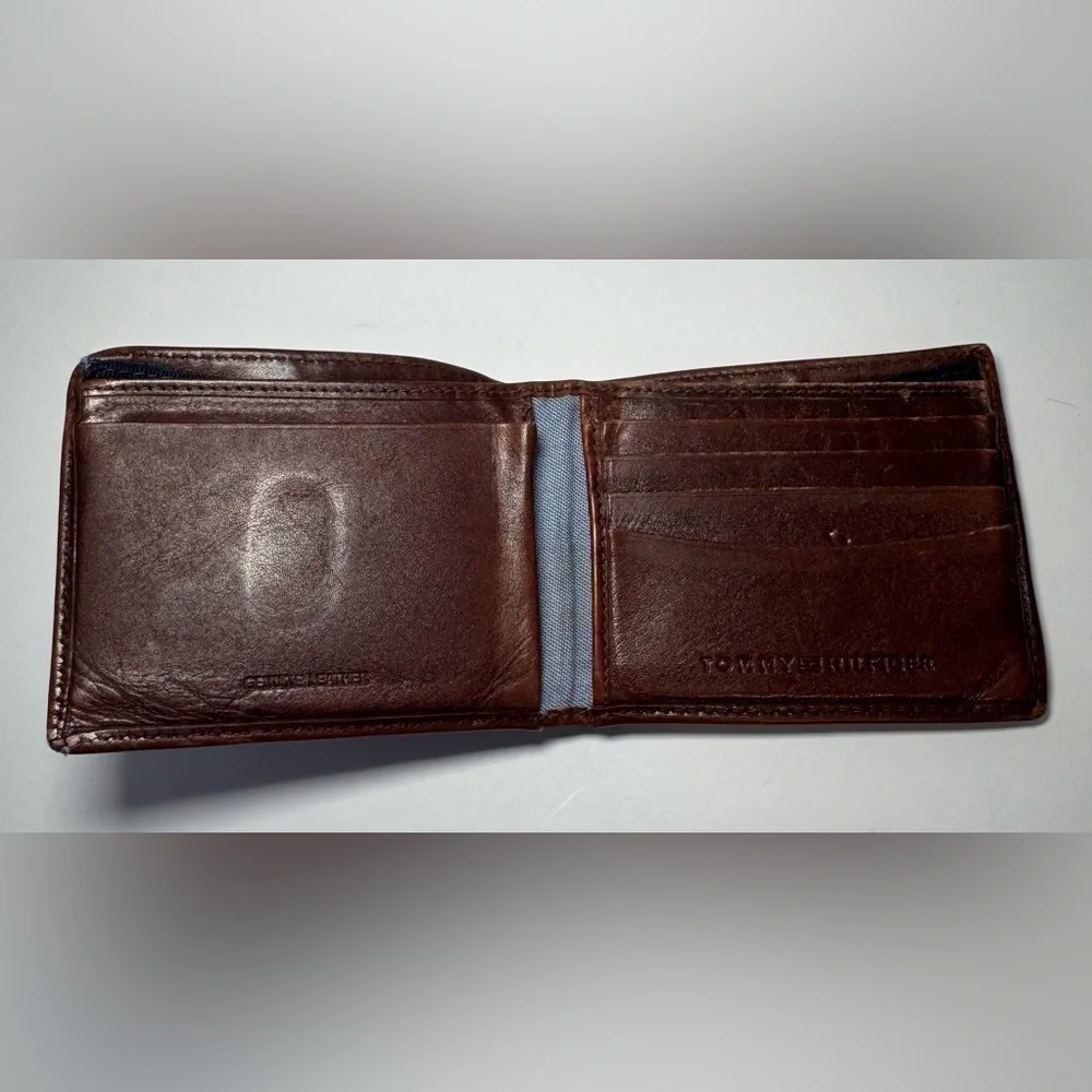 Tommy Hilfiger vintage Men's Brown Leather Passcase Double Billfold